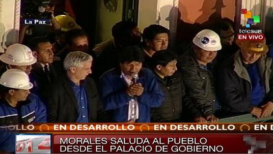 Evo Morales y Garcia Linera rodeados por dirigentes mineros, ayer en La Paz