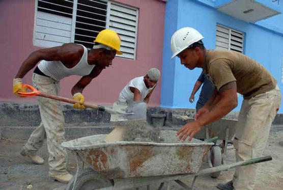 Albañiles en plena construcción en las afueras de La Habana