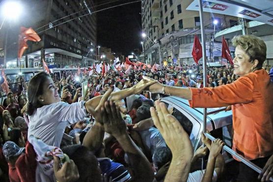 Rousseff saluda a la multitud durante una caravana ayer en Sao Paulo