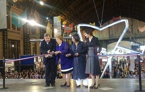 Bachelet corta la cinta de inauguración de la feria