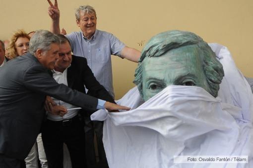 Devido, Valdés, Pereyra y Kunkel descubren el busto de Kirchner