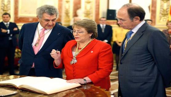 Bachelet junto a sus ministros hace el anuncio, ayer