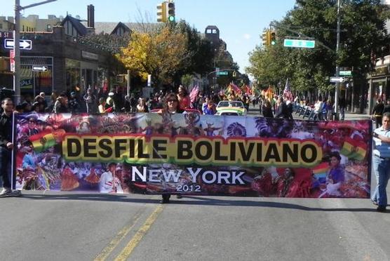 Bolivianos desfilando en Nueva York
