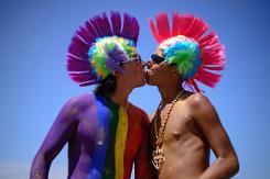Dos hombres se besan en Rio
