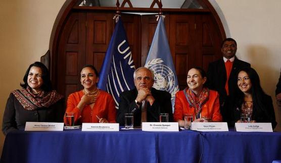  Moni Pizani de ONU Mujeres junto a Ernesto Samper de Unasur, ayer en Quito