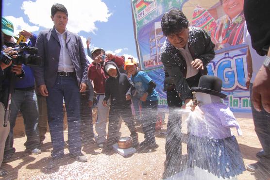 Evo habilita el servicio de agua potable en un pueblo cercano a Oruro
