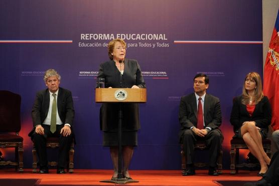 Bachelet aplaude luego de firmar el proyecto
