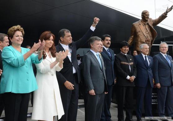 Mandatarios de Unasur al lado de la estatua que recuerda a Nestor Kirchner