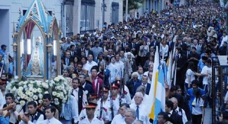 Una multitud acompaña a la Virgen ayer en Catamarca