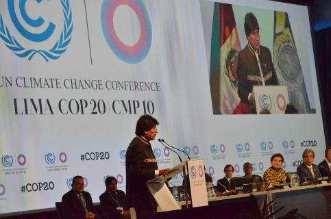 Evo Morales habla ante la conferencia, en Lima ayer