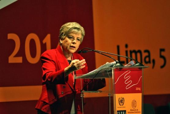 Alicia Bárcena, habla ayer ante la cumbre en Lima