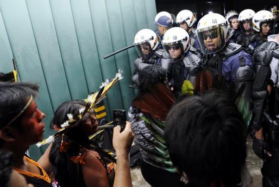Los dirigentes indigenas forcejean con policias, ayer en Brasilia