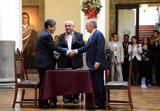 Funcionarios bolivianos y empresarios estrechan sus manos tras el acuerdo
