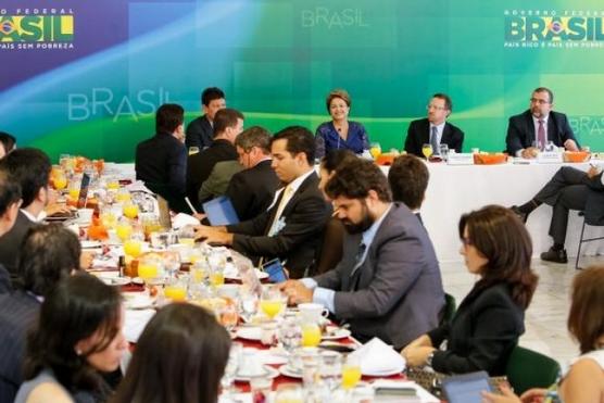 Dilma con periodistas desayunando ayer