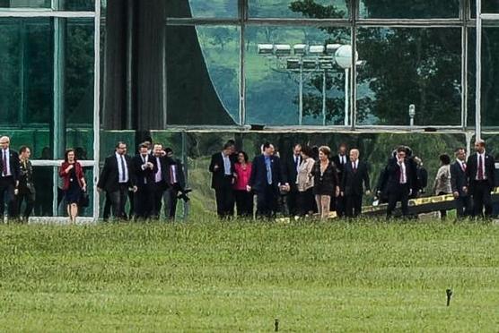 Dilma encabeza una foto con nuevos funcionarios