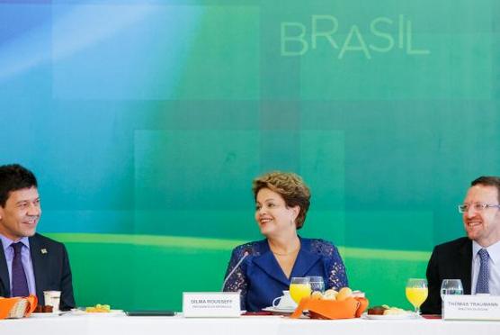Dilma desayuna con periodistas para anunciar nuevos ministros