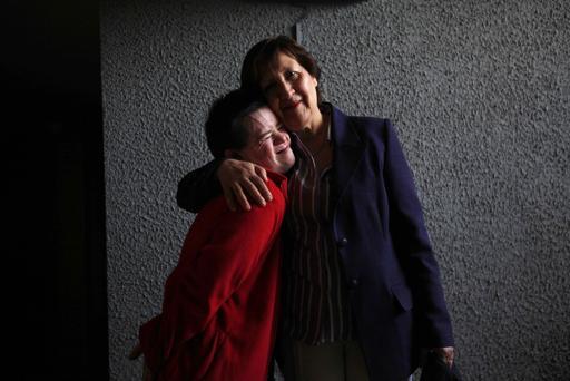 Joaquina Pereda posa para la foto en Santiago de Chile con su hijo Martín, quien padece el síndrome de Down.