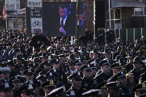 Miles de uniformados repudian de espaldas al alcalde