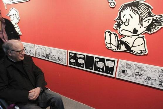 El autor de Mafalda recorriendo la muestra