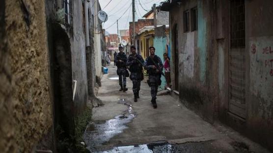 Militares en su recorrida por una favela