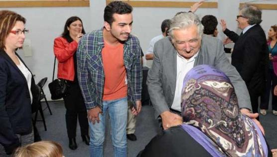 Mujica junto a exilados