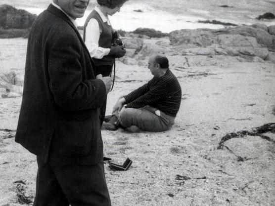 Neruda sentado en la arena de su casa en Isla Negra