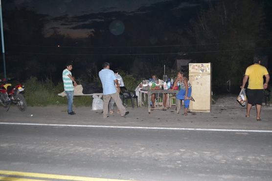 La comuna de Lamadrid asistía anoche a quienes acamparon a la vera de la ruta 157
