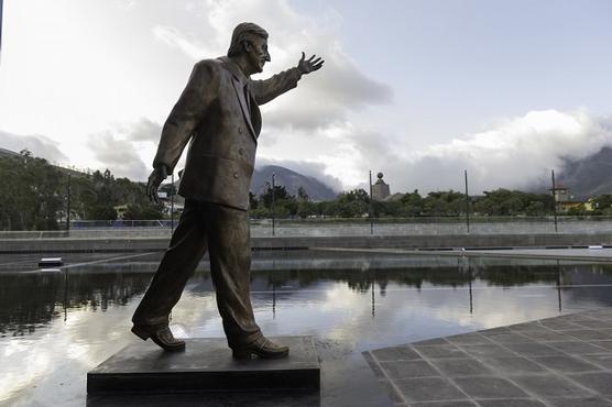 La estatua de Kirchner preside el ingreso a la sede central del blobque