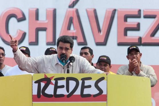 Maduro habla ante una multitud 