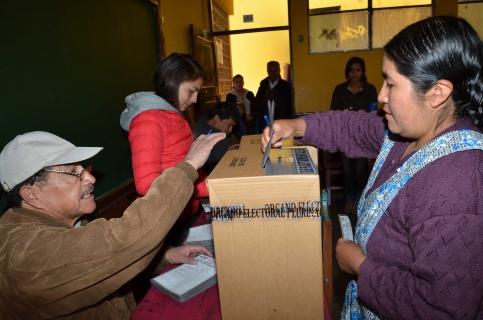 Una mujer deposita su voto el domingo en La Paz