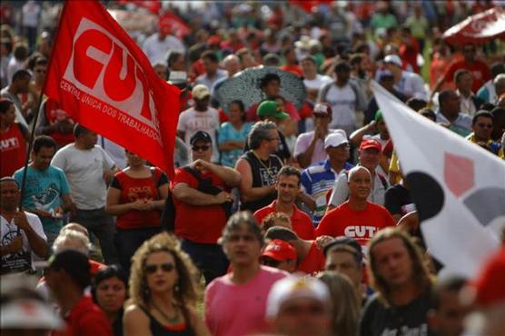 Trabajadores protestan  en Brasilia frente al Congreso Nacional, durante protesta contra la ley que regula la subcontratación