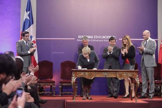Bachelet firma su proyecto, ayer en Santiago