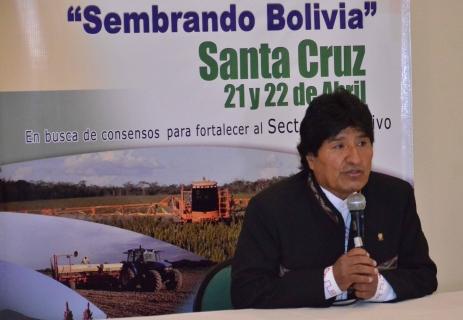 Morales habla con periodistas en la apertura de la cumbre agraria en Santa Cruz