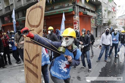 Sindicatos se enfrentan con la policía de Atenas, ayer