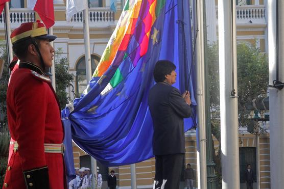 Evo Morales iza la bandera marítima