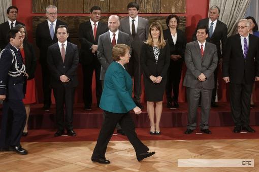 Bachelet se encamina a tomar juramento a nuevo gabinete, ayer en La Moneda