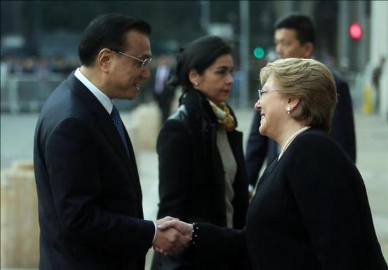 El primer ministro de China, Li Keqiang, estrecha la mano de la presidenta chilena, Michelle Bachelet, ayer en Santiago 