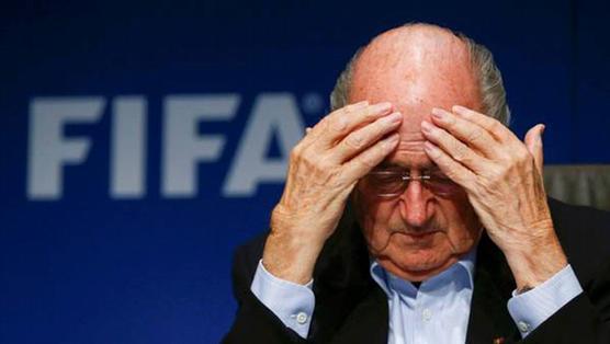Blatter desesperado ante los periodistas
