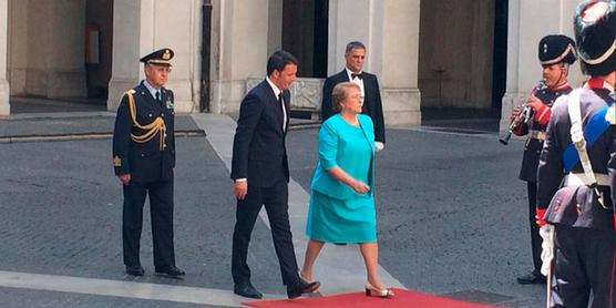 Bachelet ingresa en el Palacio Chigi para sostener un encuentro con Matteo Renzi