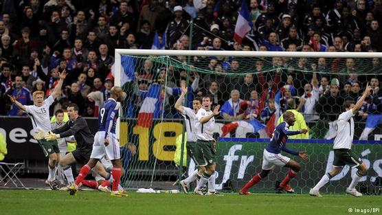 Thierry Henry hace un gol con la mano y los irlandeses protestan en vano
