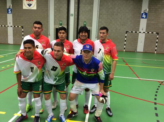 Morales también jugó un partido de futsal en Bruselas