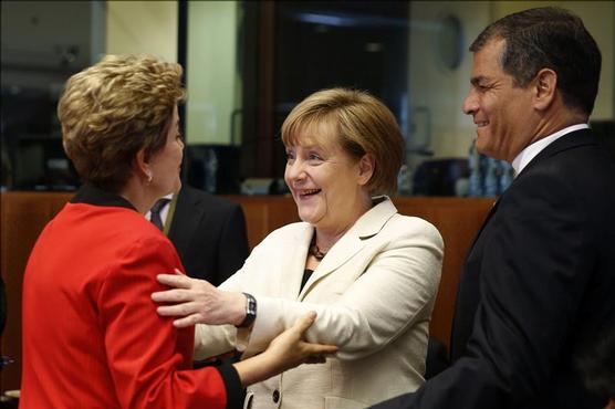 Rousseff, Merkel y Correa se saludan ayer en Bruselas