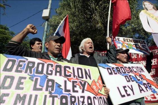 Un grupo de campesinos paraguayos protestan ayer, frente a la sede del Congreso