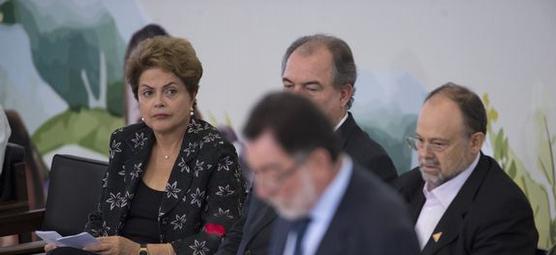 La presidenta Rousseff, junto a su gabinete, durante el anuncio de reforma