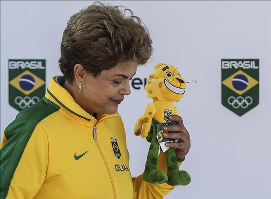 Rousseff con un muñeco de Ginga