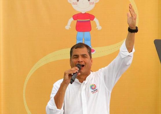 Correa en la inauguración de un parque infantil, ayer en Guayaquil