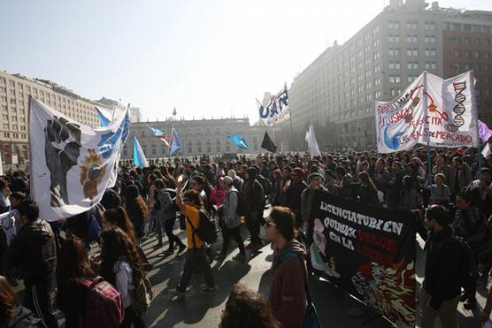 Estudiantes y profesores en las calles chilenas