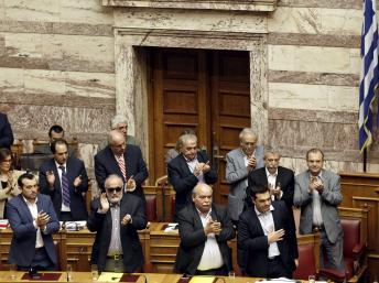 Parlamento griego aprueba referendum en madrugada del domingo