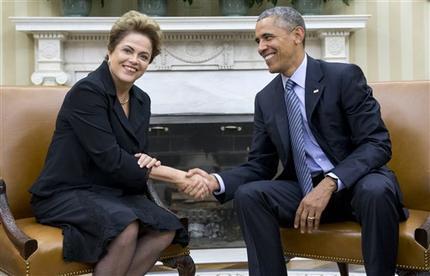 Dilma y Barak se entrechan la mano ayer en Washington