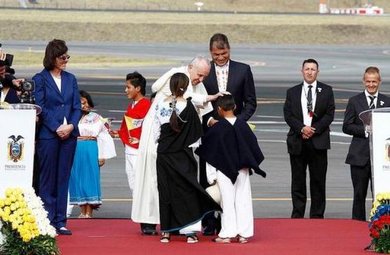 Francisco es recibido por Correa en el aeropuerto de Quito, ayer